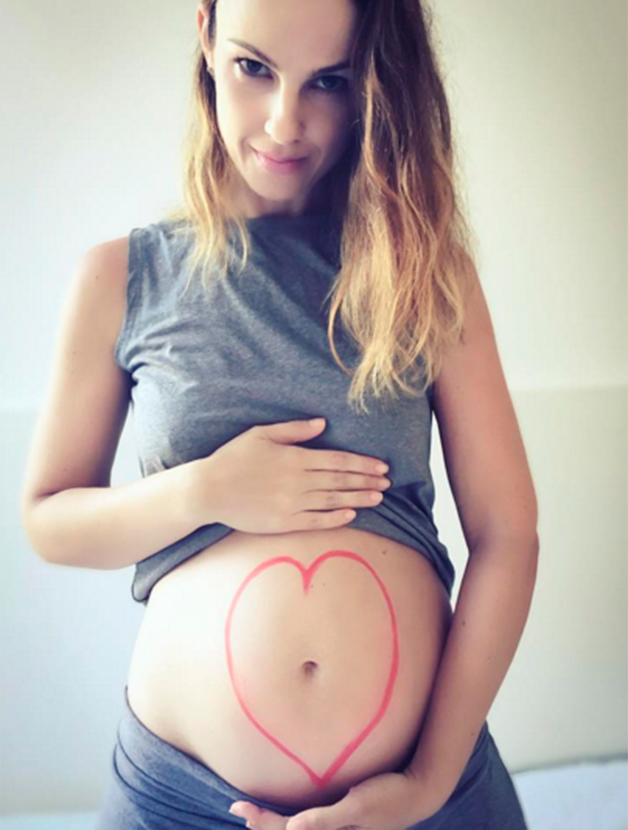 Carolina Kasting exibe barrigão de quatro meses!
