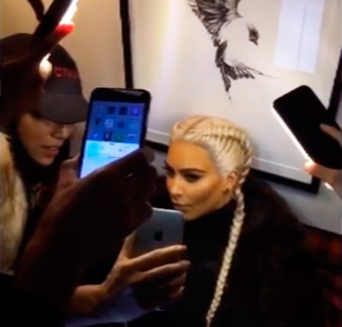 Kim Kardashian precisa de uma ajudinha para tirar suas <i>selfies</i>