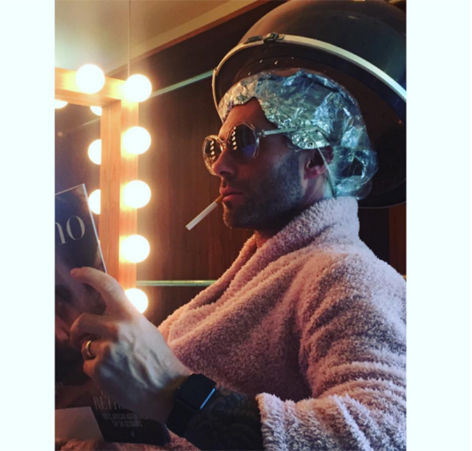 Adam Levine se prepara para o <i>Grammy</i> de forma bem divertida. Veja a foto!