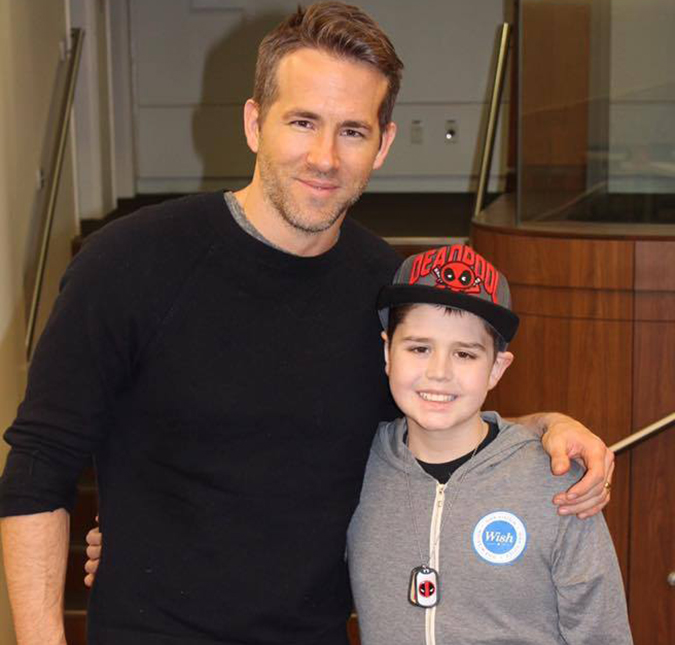 Ryan Reynolds publica foto com a primeira pessoa que assistiu <i>Deadpool</i> - e o motivo é bem especial