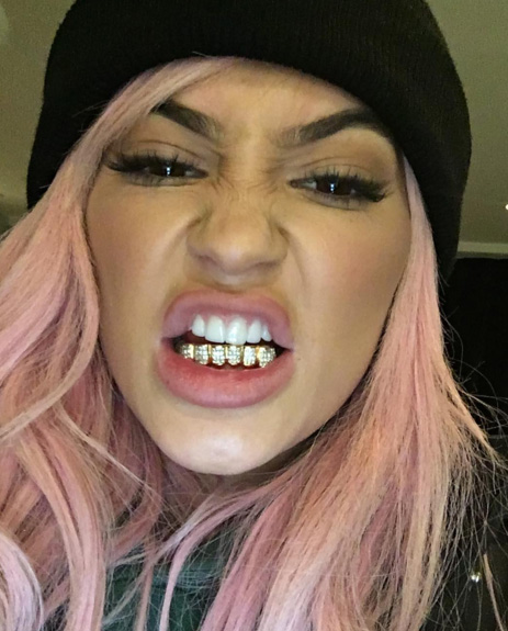 Usando acessório inusitado nos dentes, Kylie Jenner passa Dia dos Namorados ao lado de Tyga