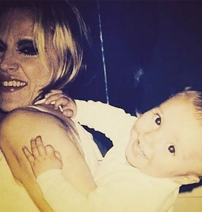 Mesmo com disputa judicial, Madonna compartilha foto antiga com o filho Rocco e comove fãs