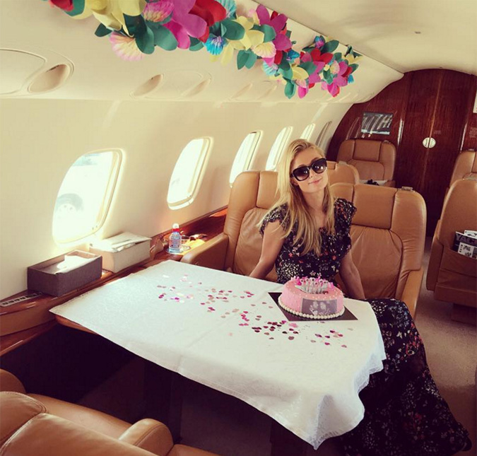 Paris Hilton posta foto comemorando o aniversário dentro de um jatinho