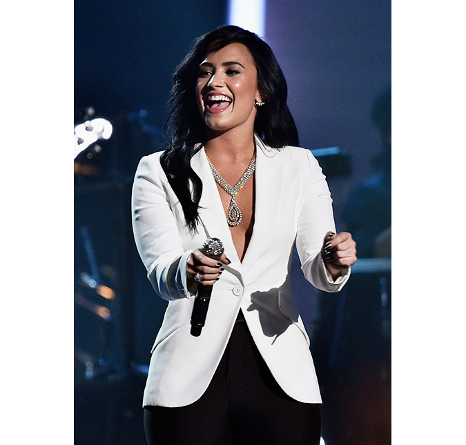 Demi Lovato usa joia de oito milhões de reais durante apresentação no <i>Grammy</i>