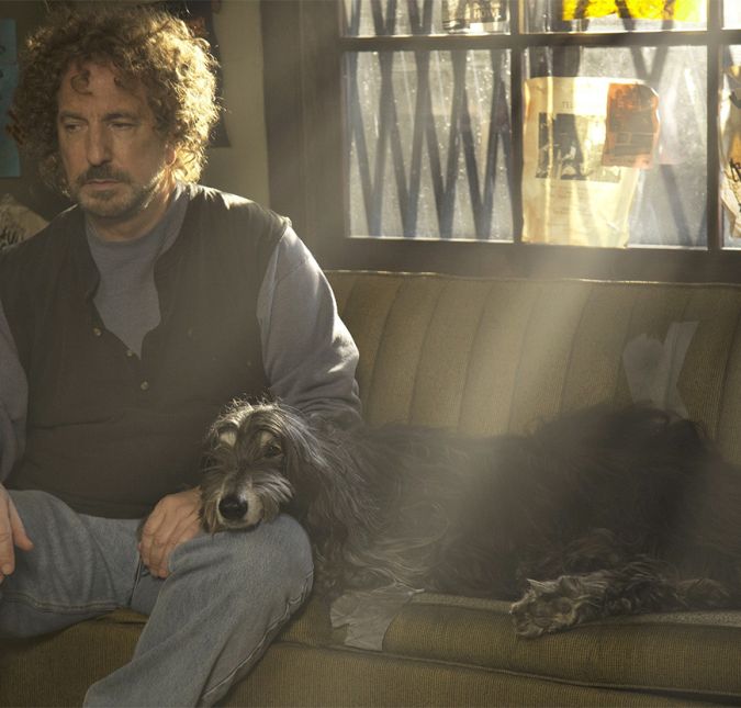 Um dos papeis mais divertidos do ator foi em CBGB. O filme conta a história real de um clube de Nova York que foi o berço do rock na cidade, na década de 80. No longa, o ator vive o protagonista, Hilly Kristal, que aposta todas as suas fichas no clube e ainda mostra todo o seu bom gosto musical ao convidar bandas que ficaram bem conhecidas, eventualmente. Um dos papeis mais divertidos do ator foi em CBGB. O filme conta a história real de um clube de Nova York que foi o berço do rock na cidade, na década de 80. No longa, o ator vive o protagonista, Hilly Kristal, que aposta todas as suas fichas no clube e ainda mostra todo o seu bom gosto musical ao convidar bandas que ficaram bem conhecidas, eventualmente.