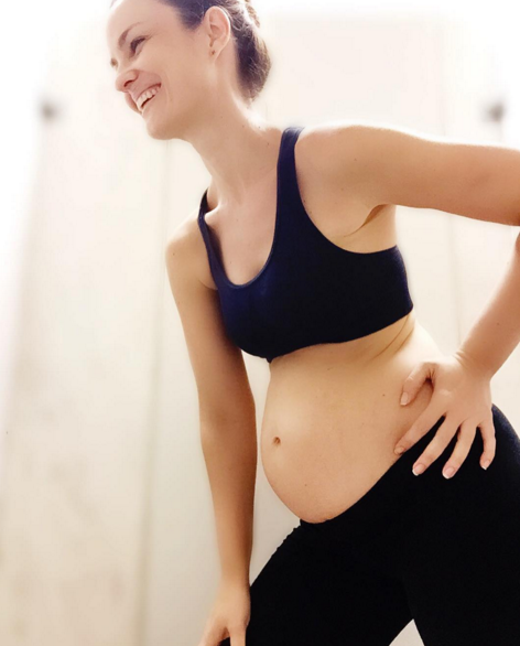 Carolina Kasting mostra boa forma mesmo na gravidez!