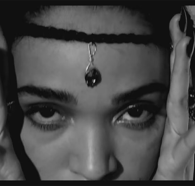 FKA Twigs, namorada de Robert Pattinson, fica completamente nua em clipe