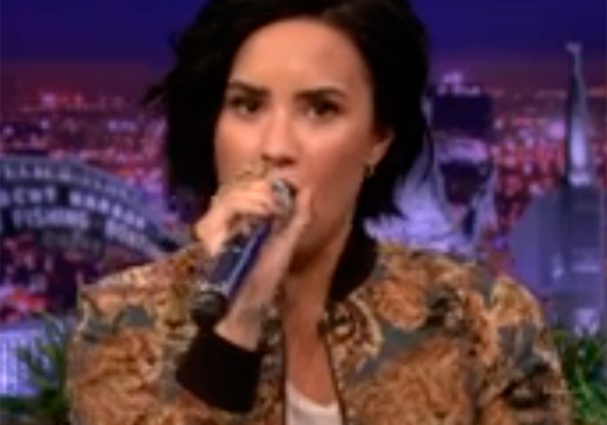Demi Lovato arrasa cantando música de <i>Bob Esponja</i> com a voz de Christina Aguilera. Veja o vídeo!