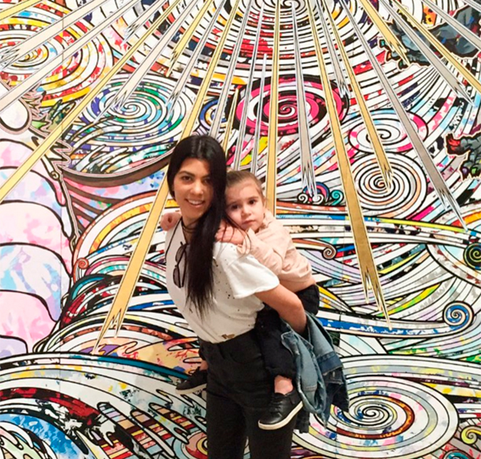 Kourtney Kardashian leva os filhos para o <i>Museu de Arte de Los Angeles</i> e mostra que é uma mãe divertida!