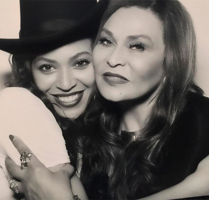 Novo visual? Beyoncé aparenta estar com cabelos mais escuros em foto, veja!