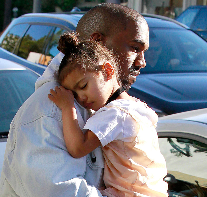 Fofa! North West tira cochilo no colo de Kanye West. Veja as fotos!