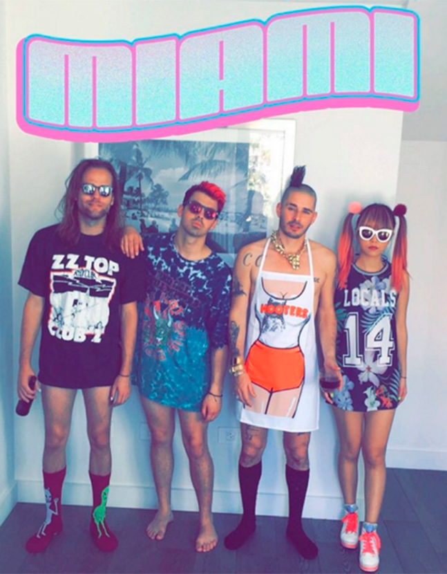Joe Jonas posta foto hilária com membros de sua banda!