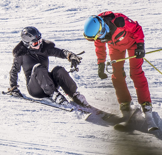 Kate Moss cai durante passeio de esqui e rompe ligamentos do joelho direito