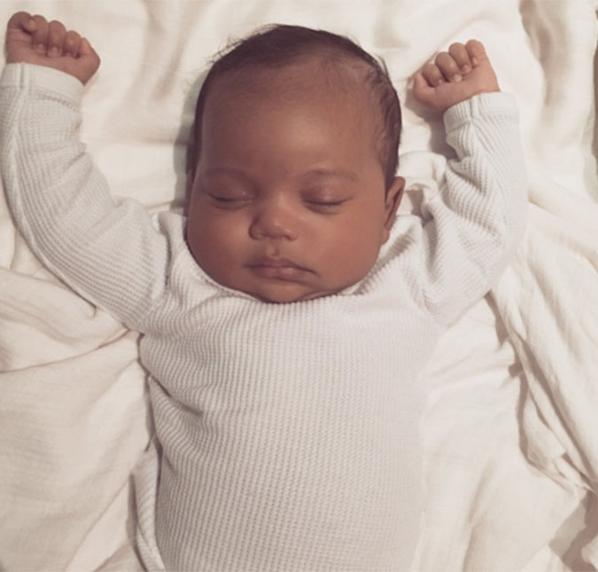 Kim Kardashian mostra o rostinho de Saint West pela primeira vez, vem ver!