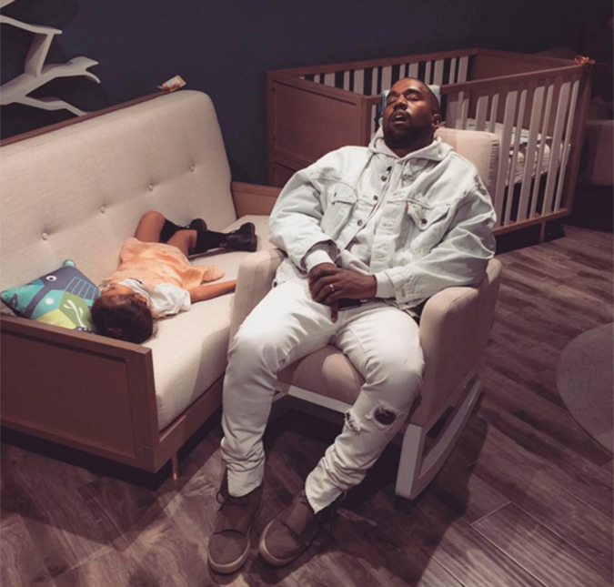 Kim Kardashian flagra Kanye e North West dormindo em loja de roupas, veja!
