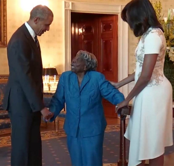 Mulher de 106 anos de idade até dança de felicidade ao conhecer Barack e Michelle Obama, confira!