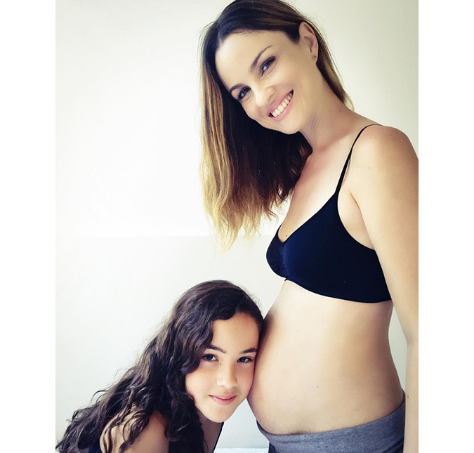 Grávida, Carolina Kasting posa para foto com filha mais velha