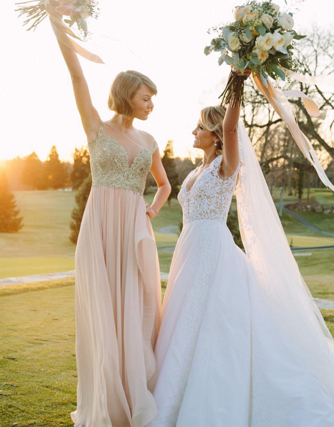 Taylor Swift arrasa no <i>look</i> escolhido para casamento da melhor amiga, veja fotos!