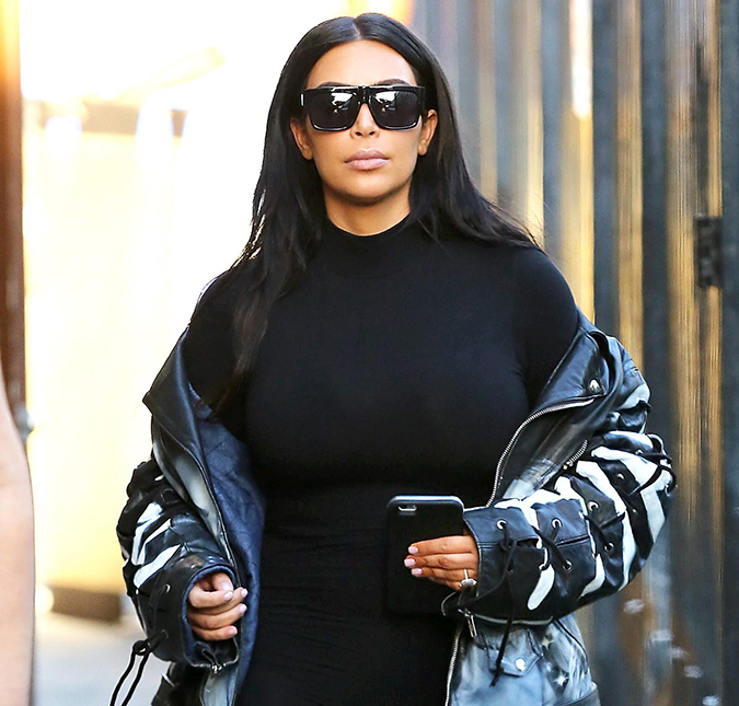 Kim Kardashian é flagrada sem o anel de casamento e fonte confirma que ela está pensando em divórcio