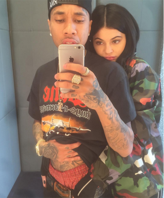O <i>rapper</i> Tyga postou uma foto ousada com Kylie Jenner, veja!