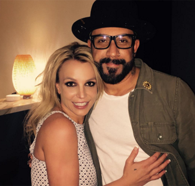 Britney Spears mostra seu lado fã ao tirar foto com A.J. McLean, dos <i>Backstreet Boys</i>!