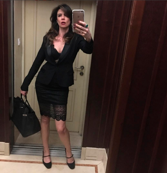 Luciana Gimenez usa vestido decotado para entrevistar o ex, Mick Jagger