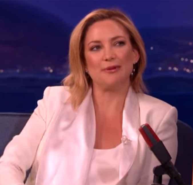 Kate Hudson explica o motivo de Jennifer Aniston ter apertado seu <i>derrière</i> em premiação, assista!