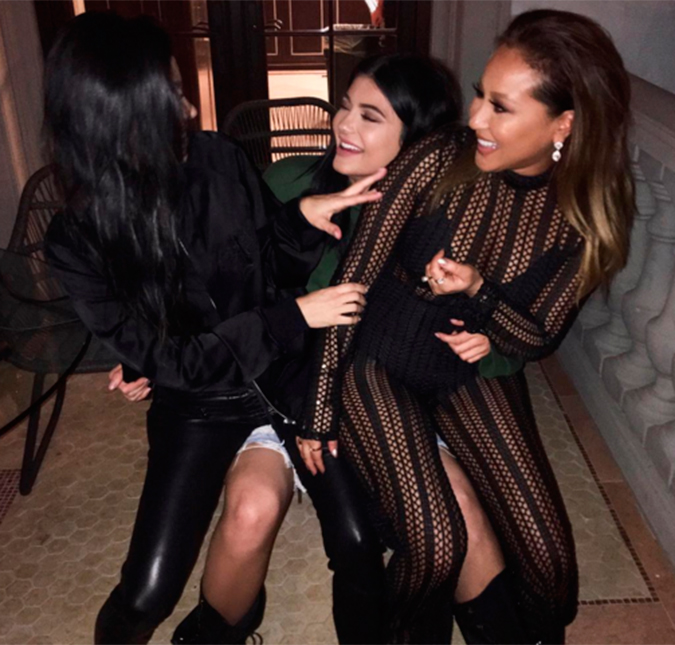 Kylie Jenner e Kourtney Kardashian postam foto com a <i>ex</i> do irmão, Rob Kardashian