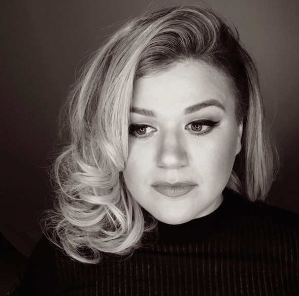 Kelly Clarkson abre seu coração ao falar sobre o abandono de seu pai