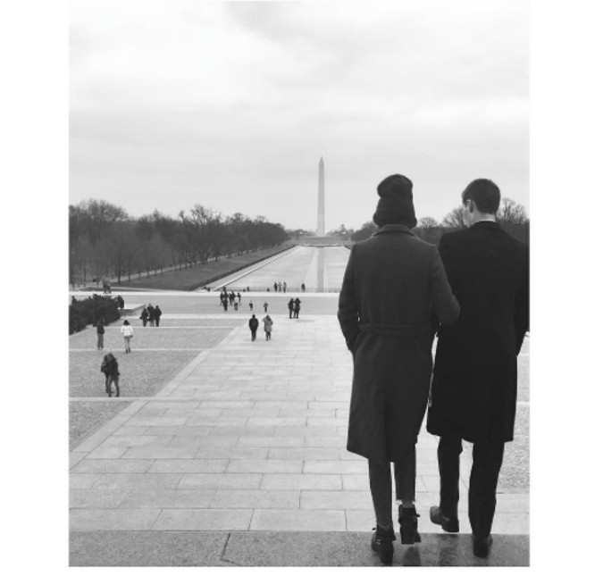 Miranda Kerr posta foto romântica de viagem com o namorado