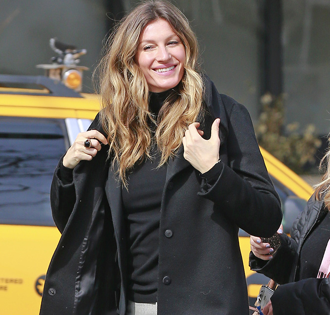 Após suspeita de gravidez, Gisele Bündchen exibe silhueta fininha em Nova York