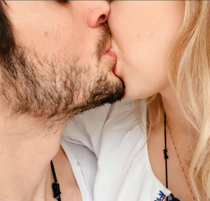 Fiuk posta foto beijando loira misteriosa