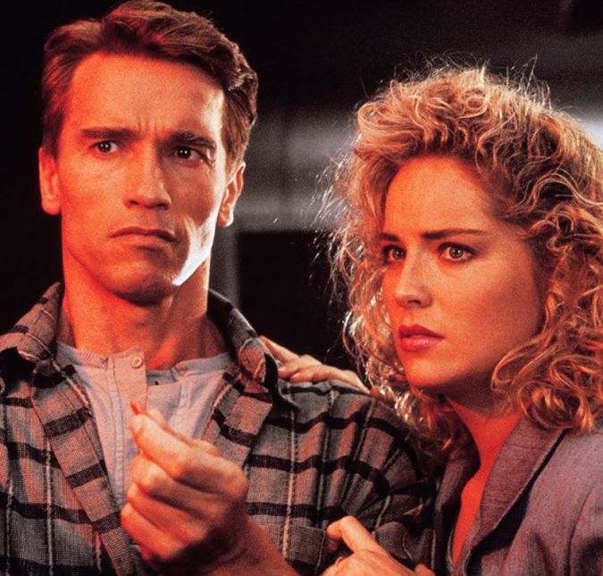 Em O Vingador do Futuro, de 1990, Sharon Stone tinha 32 anos de idade e foi nessa época que ela se tornou muito querida em Hollywood. Sua personagem, Lori, era uma dona de casa e esposa simples. Conforme a história se desenvolve, ela descobre que, na verdade, é apenas uma memória implantada em seu marido, e se junta com um grupo armado para tentar matá-lo. Toda essa confusão que ela vive, desde os momentos como boazinha até os que se torna vilã, cria um sex appel muito bem explorado. E a beleza de Stone não desaponta. Em O Vingador do Futuro, de 1990, Sharon Stone tinha 32 anos de idade e foi nessa época que ela se tornou muito querida em Hollywood. Sua personagem, Lori, era uma dona de casa e esposa simples. Conforme a história se desenvolve, ela descobre que, na verdade, é apenas uma memória implantada em seu marido, e se junta com um grupo armado para tentar matá-lo. Toda essa confusão que ela vive, desde os momentos como boazinha até os que se torna vilã, cria um sex appel muito bem explorado. E a beleza de Stone não desaponta.