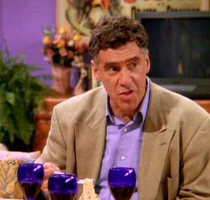 Os pais de Ross também não ficam atrás em Friends. Chandler que o diga! Jack, pai de Monica e Ross, acreditava que Chandler havia sido o culpado por induzir Ross a usar substâncias ilícitas na época da faculdade e por isso o tratava tão mal. Foi um sufoco para que Monica conseguisse finalmente contar a verdade ao pai e melhorar a relação dele com o genro. Antes disso, Jack também não gostou nada de saber que Monica estava namorando Richard, que era seu amigo e muitos anos mais velho que a filha! Os pais de Ross também não ficam atrás em Friends. Chandler que o diga! Jack, pai de Monica e Ross, acreditava que Chandler havia sido o culpado por induzir Ross a usar substâncias ilícitas na época da faculdade e por isso o tratava tão mal. Foi um sufoco para que Monica conseguisse finalmente contar a verdade ao pai e melhorar a relação dele com o genro. Antes disso, Jack também não gostou nada de saber que Monica estava namorando Richard, que era seu amigo e muitos anos mais velho que a filha!