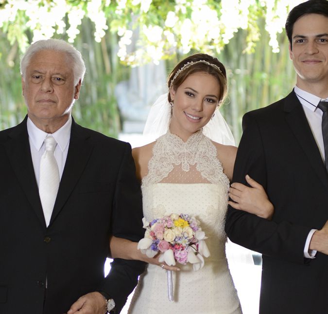 Na novela Amor à Vida, Paloma (Paolla Oliveira) e Félix (Mateus Solano) tinham uma vida difícil com o pai César (Antônio Fagundes). Ele não gostava dos namorados da filha por achar que estavam muito abaixo do nível aquisitivo da família, e, mais para o final da novela, não aceitava o relacionamento homossexual do filho. Mala é pouco para esse sogro! Na novela Amor à Vida, Paloma (Paolla Oliveira) e Félix (Mateus Solano) tinham uma vida difícil com o pai César (Antônio Fagundes). Ele não gostava dos namorados da filha por achar que estavam muito abaixo do nível aquisitivo da família, e, mais para o final da novela, não aceitava o relacionamento homossexual do filho. Mala é pouco para esse sogro!