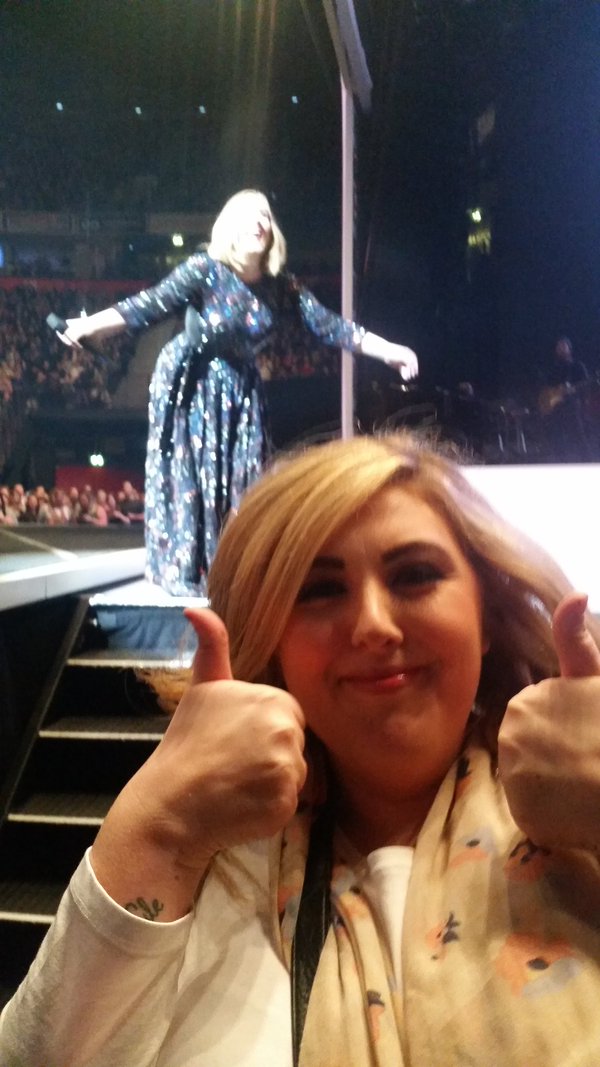Adele tira foto com fã no meio de seu <i>show!</i>