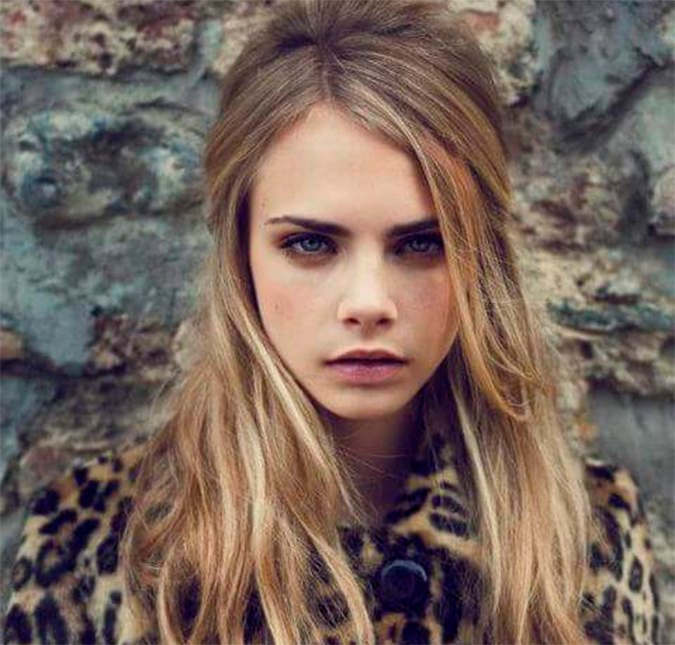 Cara Delevingne abre o jogo sobre pressão no mundo da moda: -<i> Senti que precisava da aprovação de todo mundo</i>