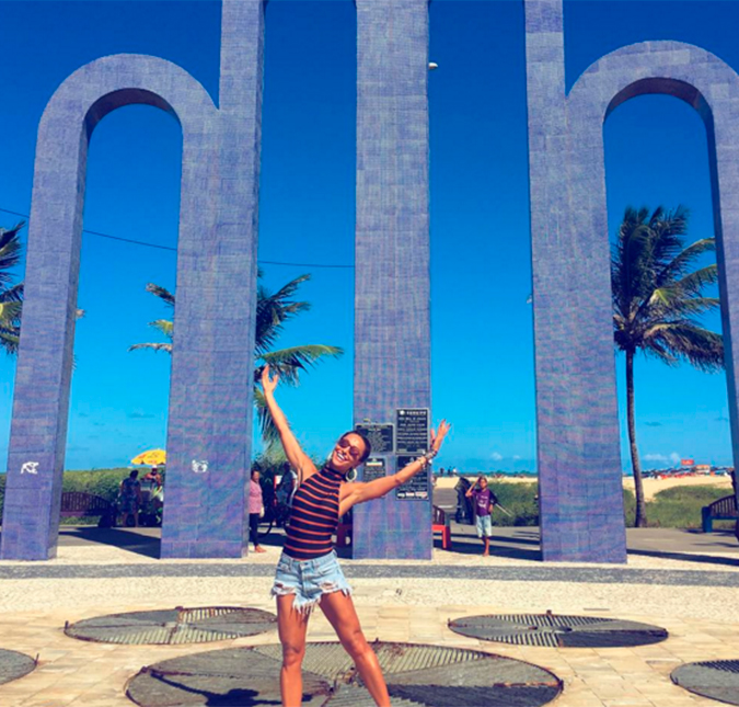 Sabrina Sato incorpora a música <I>I Believe I Can Fly</I> e salta de biquíni na praia, assista ao vídeo!