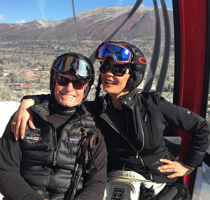 Catherine Zeta-Jones e Michael Douglas aproveitam feriado para esquiar juntos, veja a foto!
