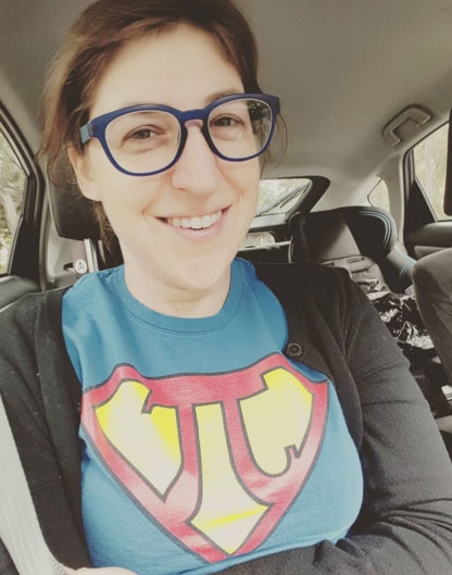 Mayim Bialik mostra que é <i>nerd</i> também na vida real!