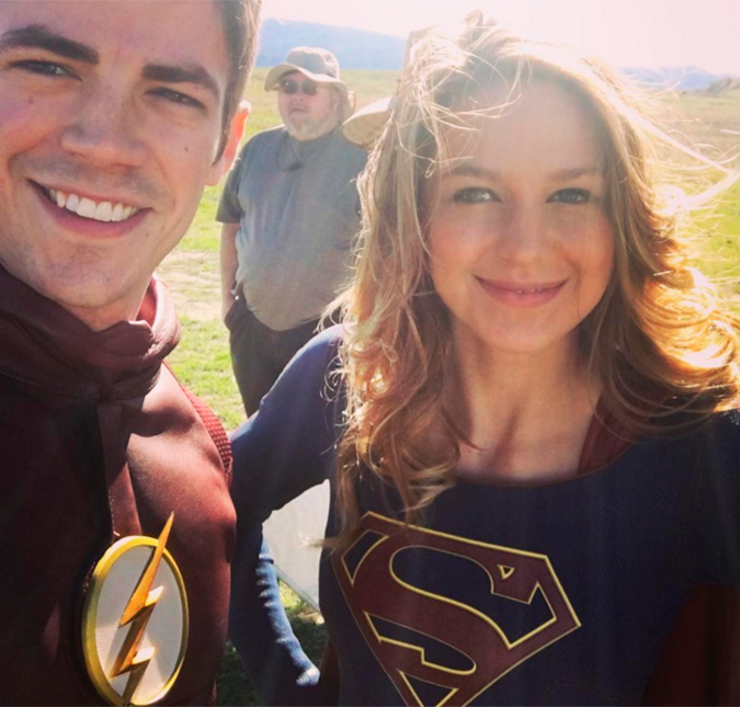 <I>Flash</I> e <I>Supergirl</I> se encontram pela primeira vez, assista ao vídeo!