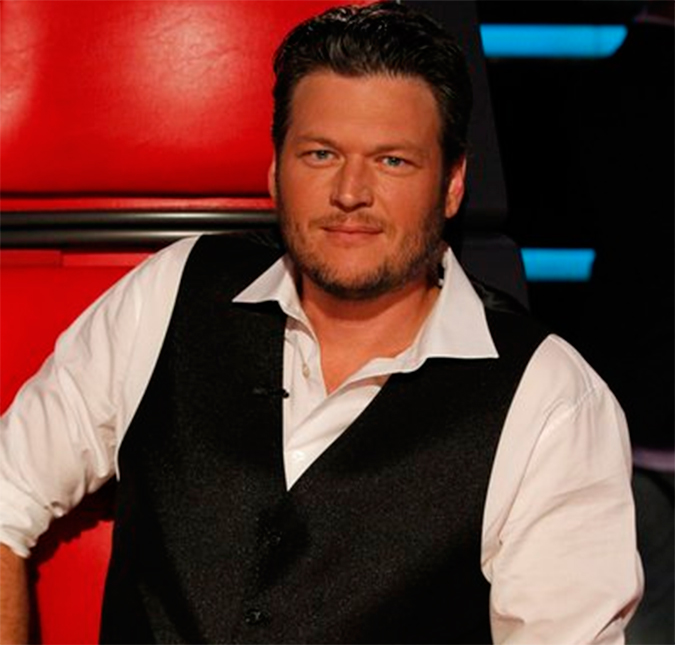 Blake Shelton processa revista que o acusou de ter problemas com bebida