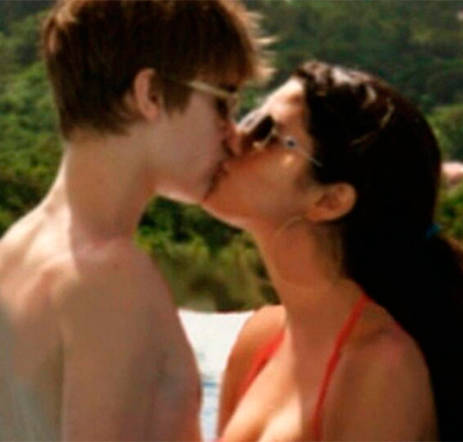 Justin Bieber leva fãs à loucura ao postar foto antiga beijando Selena Gomez, confira!