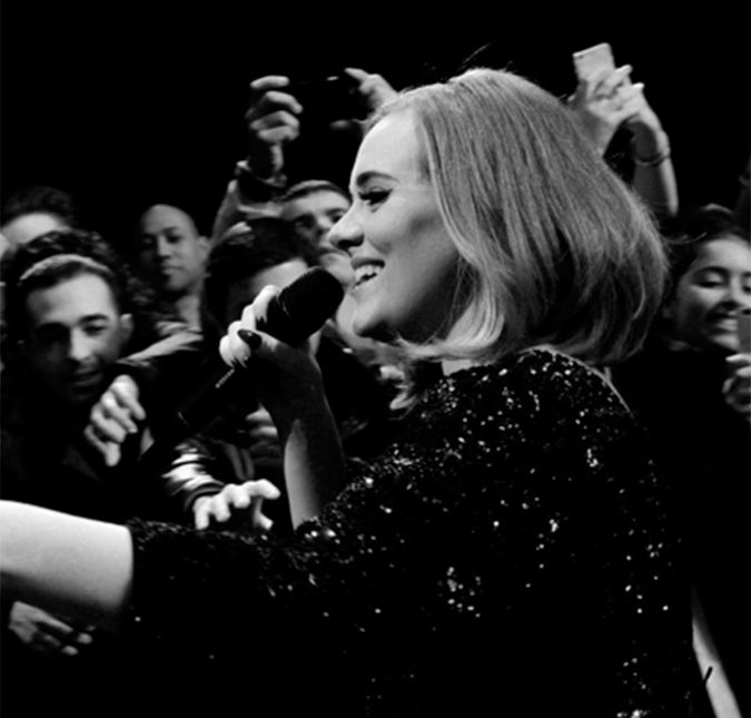 Adele se inspira em Rihanna e faz um <I>twerk</I> em <I>show</I>, assista ao vídeo!