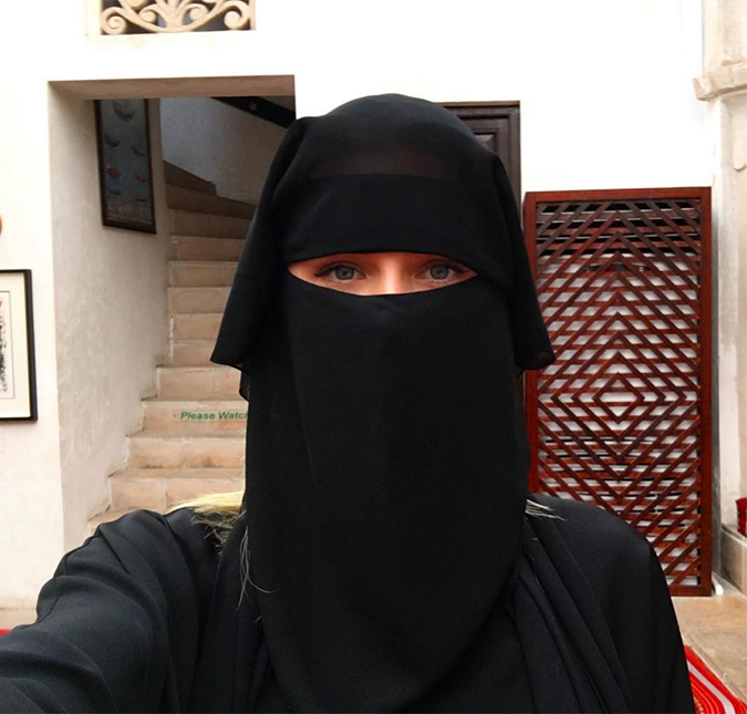 Fiorella Mattheis posa de burca durante passeio em Dubai, veja!