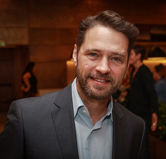 Jason Priestley emociona ao falar sobre <i>Barrados no Baile</i>: <i>- A gente era realmente uma grande família naquele programa</i>