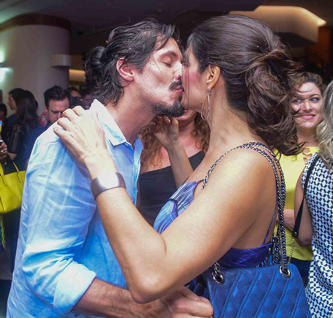 Helena Ranaldi ganha </i>beijão</i> de namorado após estreia de peça, em São Paulo