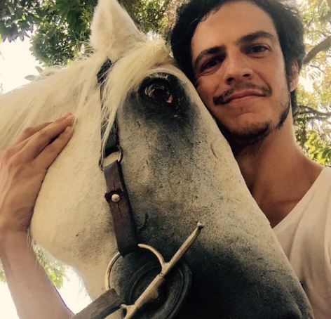 Mateus Solano cai do cavalo em gravação de novela