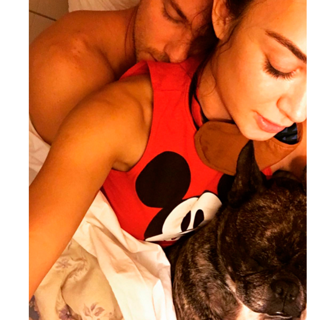 Na cama, Thaila Ayala posa com namorado em clique fofo, confira!