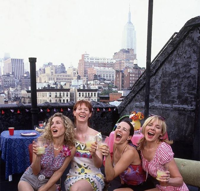 Sex and the City foi um sucesso na televisão e durou seis temporadas - de 1998 a 2004. Depois, ganhou dois filmes para continuar a história do dia a dia de quatro amigas de Nova York, interpretadas por Sarah Jessica Parker, Kim Cattrall, Cynthia Nixon e Kristin Davis. Sex and the City foi um sucesso na televisão e durou seis temporadas - de 1998 a 2004. Depois, ganhou dois filmes para continuar a história do dia a dia de quatro amigas de Nova York, interpretadas por Sarah Jessica Parker, Kim Cattrall, Cynthia Nixon e Kristin Davis.